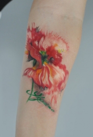女性手臂水彩色罂粟花纹身图案