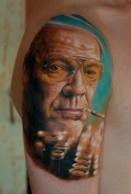 大臂非常逼真的吸烟男子肖像纹身图案