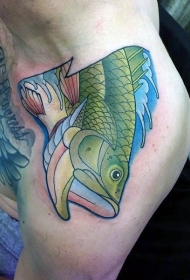 肩部半条绿色的鱼跃出水面纹身图案