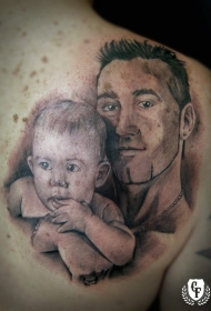 背部父子写实肖像纹身图案