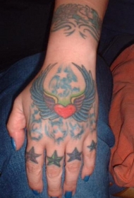 手部彩色飞翔的爱心纹身图案