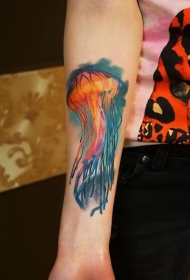 手臂彩色生动的海洋水母纹身图案