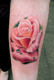 手臂现实主义风格的彩色玫瑰花纹身图案
