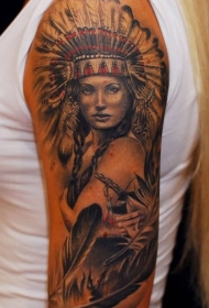 大臂惊人的印度妇女肖像羽毛纹身图案