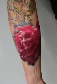 小臂粉红色玫瑰映出人脸纹身图案