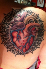 肩部彩色心脏与曼陀罗纹身图案