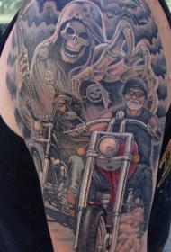 手臂酷炫的摩托车手和死亡骷髅纹身图案