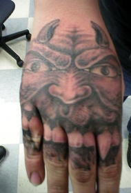 手部可怕的有角恶魔纹身图案