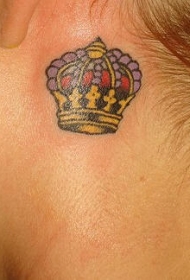 耳朵后的皇冠纹身图案