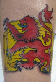 男性腿部彩色红狮子纹身图案