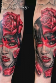 手臂彩色玫瑰与性感女人肖像纹身图片