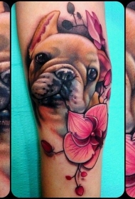 手臂彩色逼真的小狗和花朵纹身图案