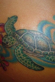 肩部彩色海龟与花朵纹身图案