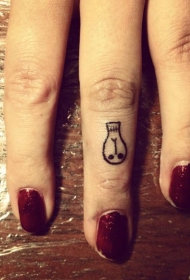 女生手指黑色可爱小清新灯泡纹身图案