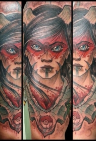 现代传统的肩膀魔鬼女人与树叶纹身图案