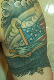 美国鹰与旗帜云朵纹身图案