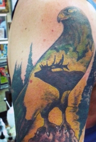 大臂彩色鹰与麋鹿森林纹身图案