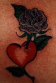 女性腰部紫花与红心纹身图片