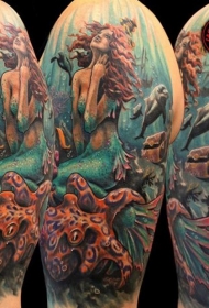 肩部彩色逼真的水下美人鱼纹身图案