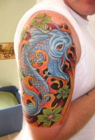 肩部彩色花朵与锦鲤纹身图案