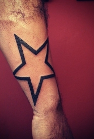男性手臂简单的黑色五角星纹身图案