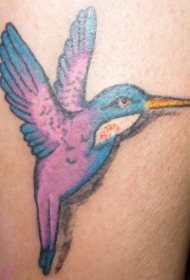 精美的紫色蜂鸟纹身图案