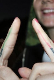 手指上不同色彩的两只光剑纹身图案