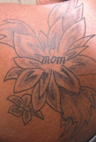 肩部灰色花朵与英文妈妈纹身图案