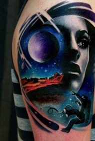 胳膊彩绘女性肖像和太空宇航员纹身图案