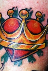 红色的心形和皇冠纹身图案