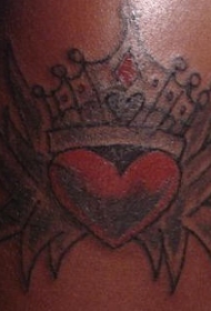 皇冠和红色心形纹身图案