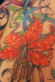 肩部彩色兰花与蝴蝶纹身图案