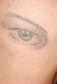 男性头部灰色眼睛纹身图案