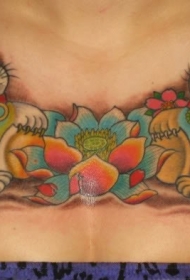 胸部彩色招财猫和莲花纹身图案
