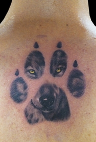 背部动物的爪子映出狼头像纹身图案