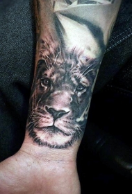 手腕彩色狮子头纹身图案