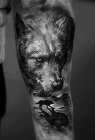 手臂逼真的黑狼与狼剪影纹身图案
