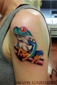 大臂可爱的写实青蛙纹身图案