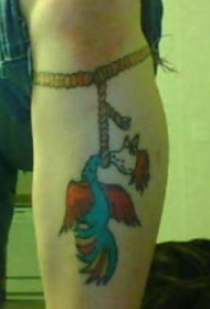腿部彩色卡通吊死的鸡纹身图案
