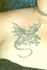 胸部飞翔的龙纹身图案