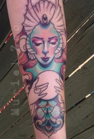 手臂彩色神奇的美人鱼与魔球纹身图案