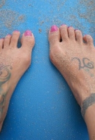 女性脚背手镯和图像标志纹身图片