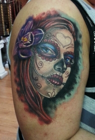 肩部彩色女人肖像和花朵纹身图案
