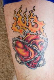 腿部彩色火焰之心锁链纹身图片