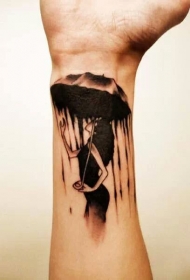 手腕棕色伞下的女孩纹身图案