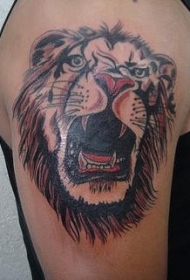 肩部彩色咆哮的狮子头纹身图片