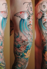 手臂彩色雄伟的锦鲤鱼套纹身图案