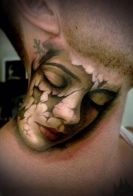 脖子破碎的逼真女人脸纹身图案