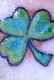 肩部彩色爱尔兰三叶草的纹身图案