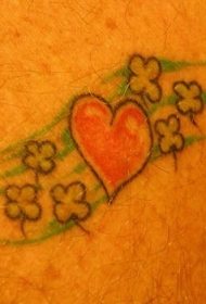 肩部彩色心形和三叶草的纹身图片
